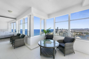 Luxury 3-Bed with Pool, Gym & Breathtaking Views